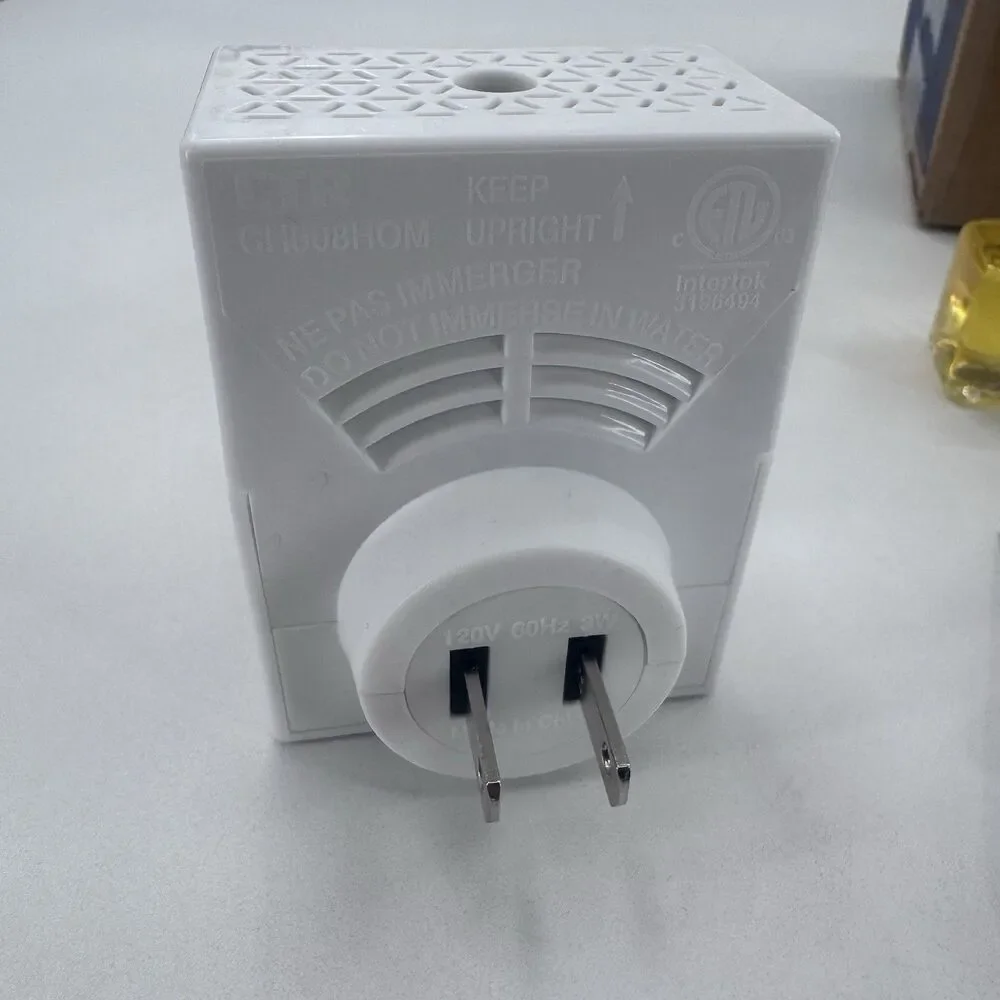 HOMEWORX SLATKIN & CO  2 PLUG-IN DIFFUSER And 4 Holiday Refills Fast Shipping